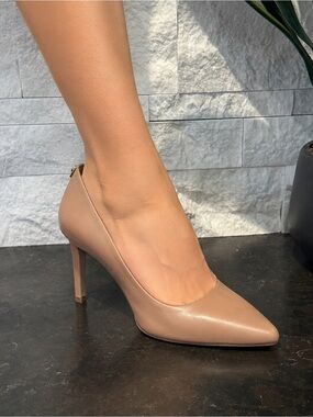 NWT Michael Kors Size 9.5 Dorothy Flex Pumps in a nude leather